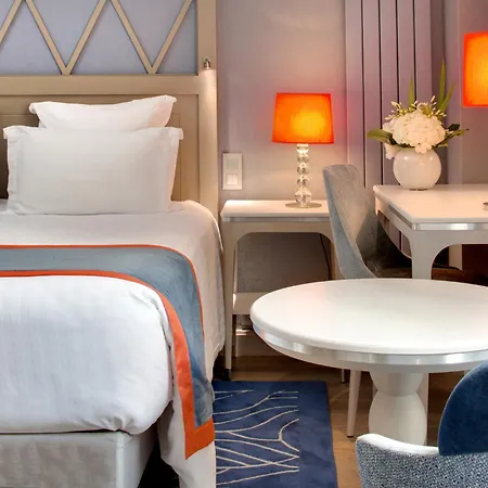 Hotel Rochester Champs Elysees Paris